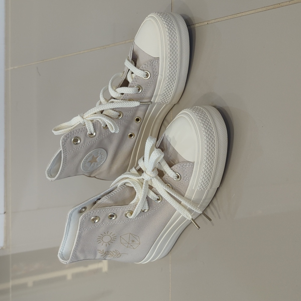 NIB CONVERSE platform high tops